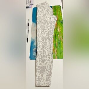 🍋 Lululemon Align 25” legging white/gray cheetah print size 2